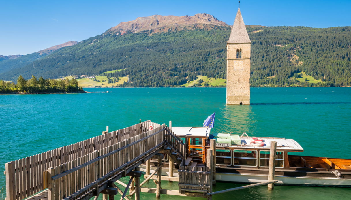 Lo scenario del campanile nel Lago di Resia