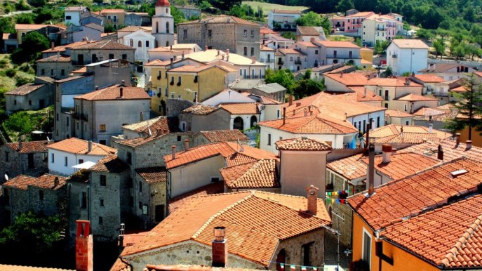 Sasso di Castalda, il borgo con i cartelli che invitano a baciarsi