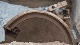 Pompei non smette di stupire, scoperta nuova iscrizione su tomba negli scavi