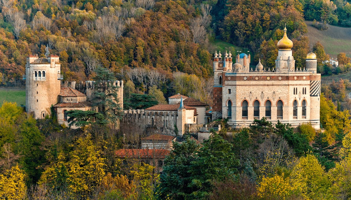 Rocchetta Mattei, un castello delle fiabe in Italia