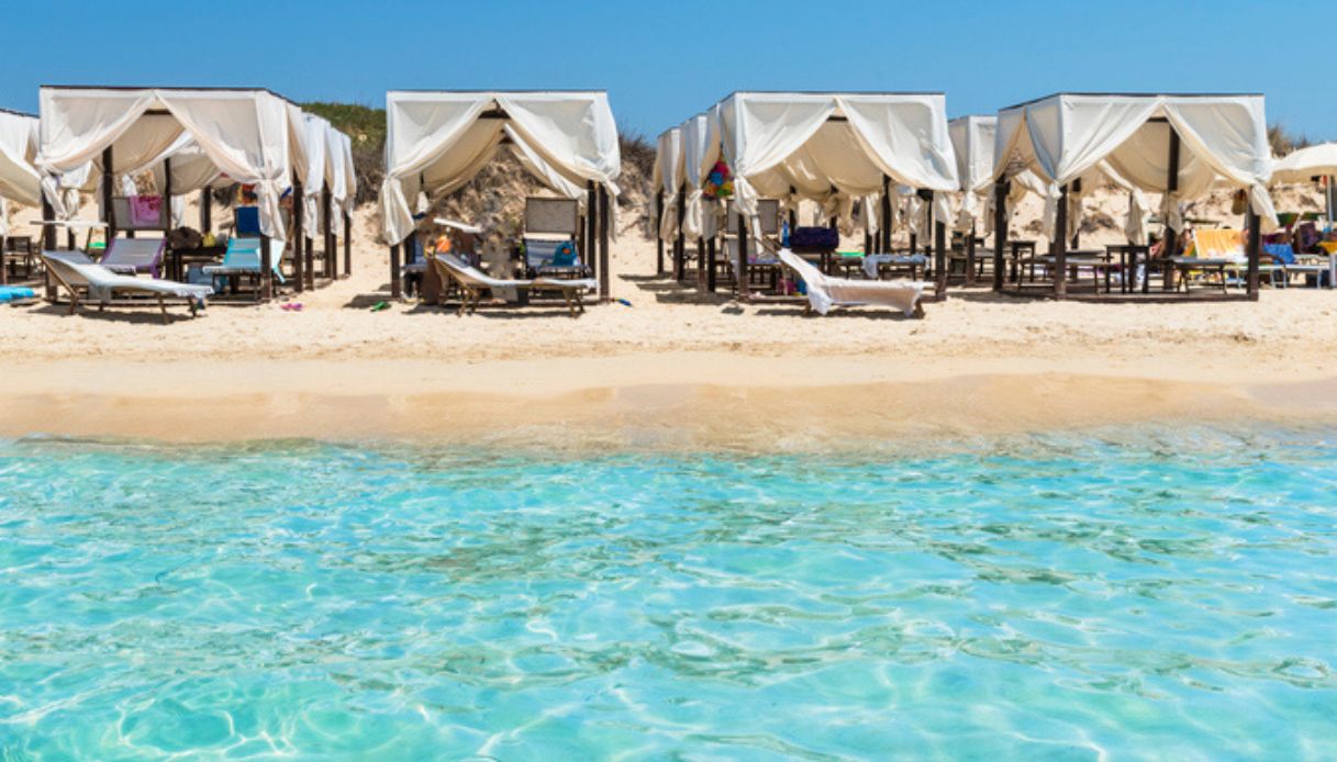 Lido attrezzato con tende e lettini da mare a Marina di Pescoluse nel Salento, in Puglia