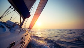 Come viaggiare in barca a vela: consigli utili per la prossima vacanza
