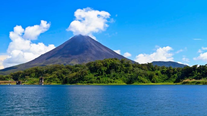 Sulle pendici del Vulcano Arenal: una sentinella di fuoco in Costa Rica