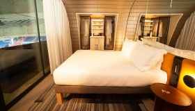 La stanza d’hotel con vista sul campo da calcio