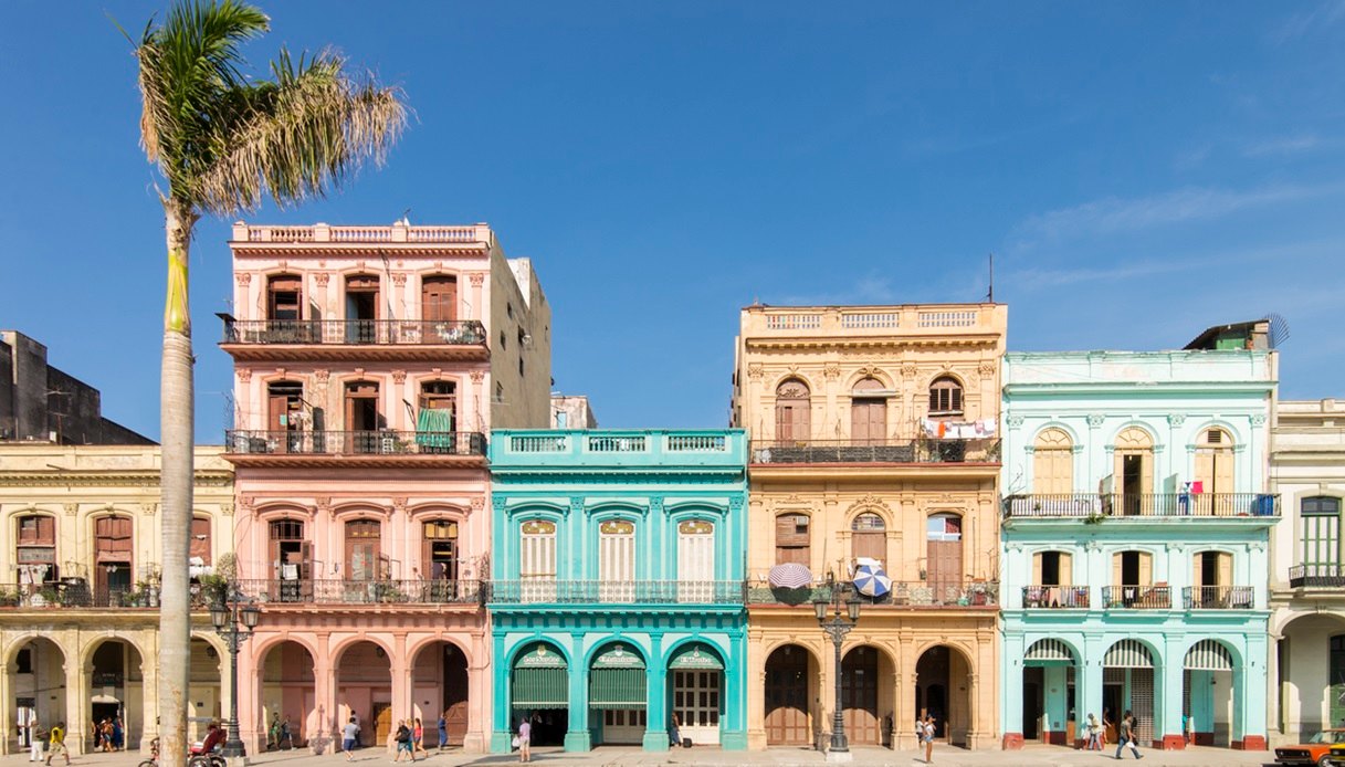 Negozi e palazzi colorati a L'Avana, Cuba