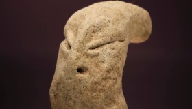 Scoperta una strana testa di argilla (e non solo) di 7500 anni fa